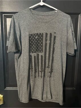 Gray Graphic Men’s T-Shirt with Distressed Flag Print